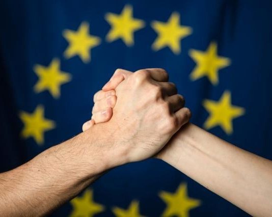 Handshake in front of the European flag Photographer: Mauro Bottaro Copyright: European Union, 2019 Source: EC - Audiovisual Service
