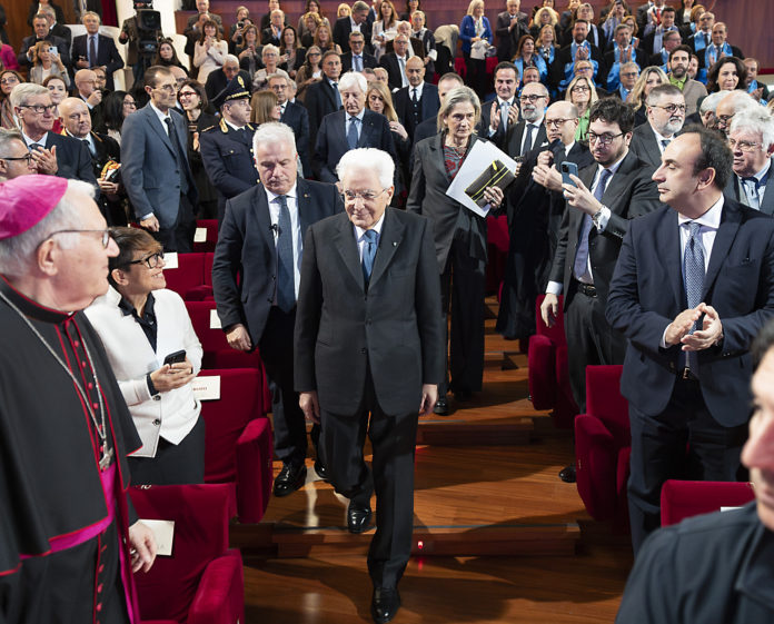 Messina - Il Presidente della Repubblica Sergio Mattarella a Messina, in occasione della cerimonia di inaugurazione dell’anno accademico 2024/2025 dell’Università degli Studi di Messina e al conferimento del Dottorato honoris causa in Scienze delle Pubbliche Amministrazioni al Presidente della Repubblica. (Foto di Paolo Giandotti - Ufficio Stampa per la Stampa e la Comunicazione della Presidenza della Repubblica). Fonte: Quirinale.it