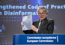 Thierry Breton, al podio, che illustra il rafforzamento del Codice di condotta sulla disinformazione (2022). Photographer: Lukasz Kobus, copyright: European Union, 2022, Source: EC - Audiovisual Service.