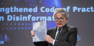 Thierry Breton, al podio, che illustra il rafforzamento del Codice di condotta sulla disinformazione (2022). Photographer: Lukasz Kobus, copyright: European Union, 2022, Source: EC - Audiovisual Service.