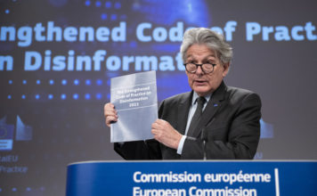 Thierry Breton, al podio, che illustra il rafforzamento del Codice di condotta sulla disinformazione (2022). Photographer: Lukasz Kobus, copyright: European Union, 2022, Source: EC - Audiovisual Service.