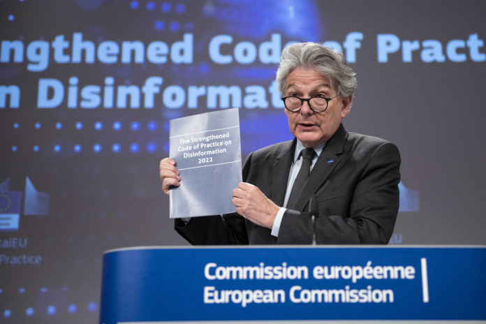 Thierry Breton, al podio, che illustra il rafforzamento del Codice di condotta sulla disinformazione (2022). Photographer: Lukasz Kobus, copyright: European Union, 2022, Source: EC - Audiovisual Service.