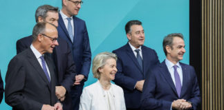 Friedrich Merz, leader del l'Unione democratica cristiana (CDU), a sinistra, Ursula von der Leyen, terza da destra e Kyriakos Mitsotakis, primo ministro greco, a destra, Photographer: Aurore Martignoni, copyright: European Union, 2025, Source: EC - Audiovisual Service.