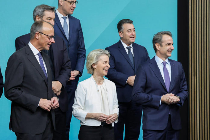 Friedrich Merz, leader del l'Unione democratica cristiana (CDU), a sinistra, Ursula von der Leyen, terza da destra e Kyriakos Mitsotakis, primo ministro greco, a destra, Photographer: Aurore Martignoni, copyright: European Union, 2025, Source: EC - Audiovisual Service.