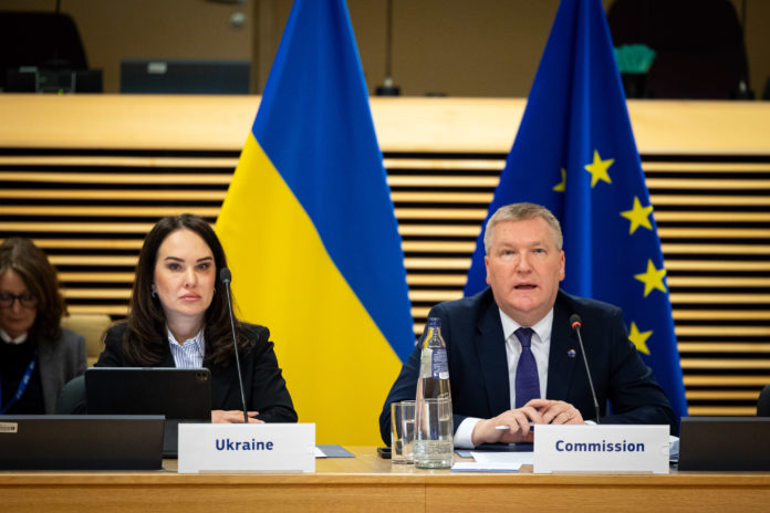 Iryna Mudra, Vice Capo dell'Ufficio del Presidente dell'Ucraina, a sinistra, e Michael McGrath, Commissario europeo per la democrazia, alla 13a riunione del gruppo di base sul Tribunale speciale per il crimine d'aggressione contro l'Ucraina. Photographer: Xavier Lejeune, copyright: European Union, 2025, Source: EC - Audiovisual Service.