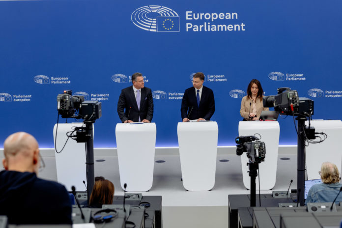 Lettura della riunione del Collegio dei commissari Šefčovič e Dombrovskis sul programma di lavoro della Commissione per il 2025, Photographer: Valentine Zeler, copyright: European Union, 2025, Source: EC - Audiovisual Service