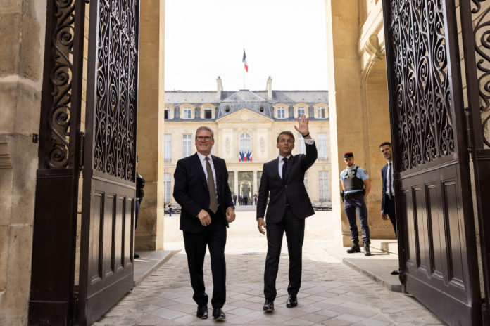 Keir Starmer, Primo ministro del Regno Unito, e Emmanuel Macron, Presidente della Repubblica francese. Number 10, CC BY 2.0 , via Wikimedia Commons